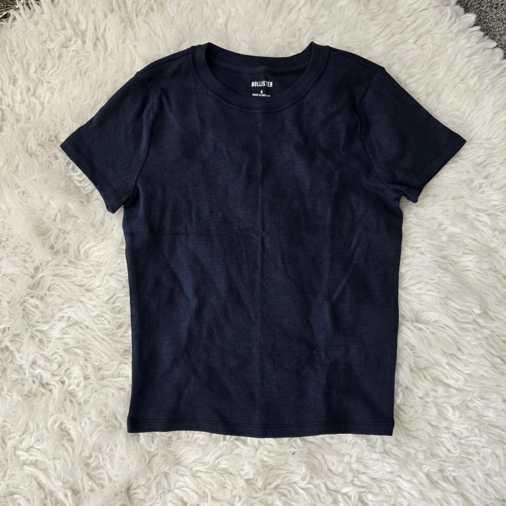 Hollister Basic Top. Navy. Size small. New